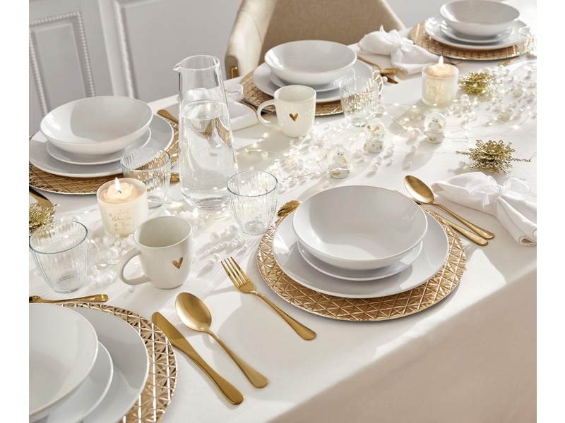 Nappe blanche avec bougie et vaisselle de table