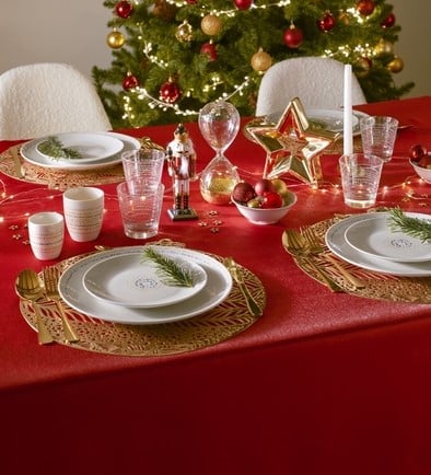 Table-de-fête-avec-une-nappe-rouge-et-bougies