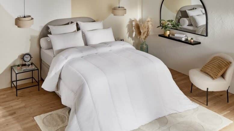 couette-blanche-sur-un-lit