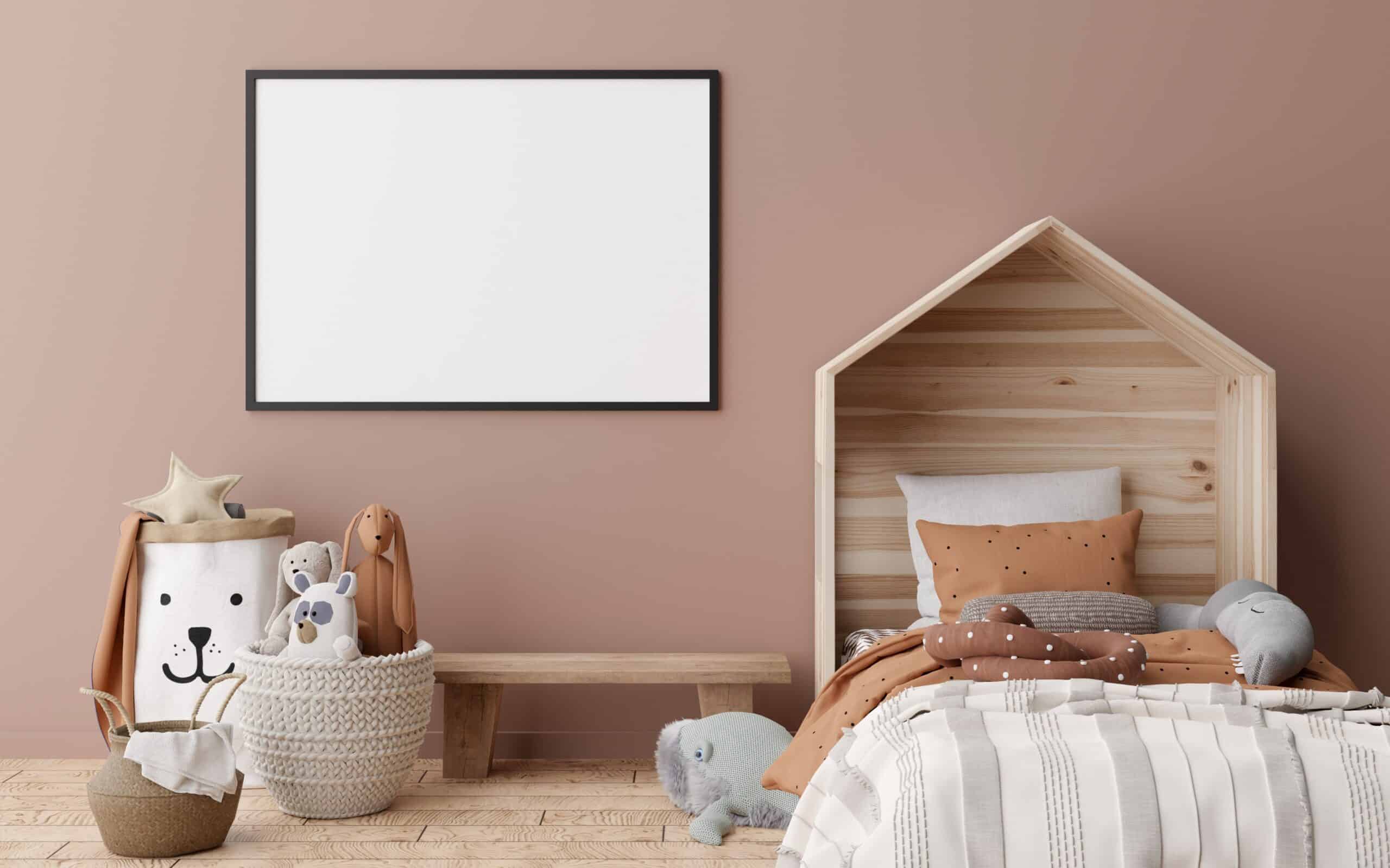 Lit enfant en bois clair dans une chambre beige avec décoration murale