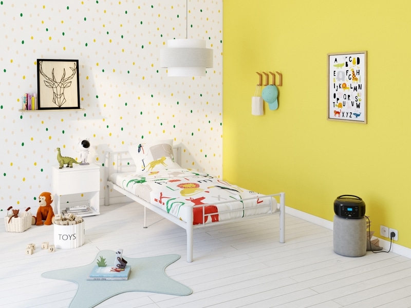 Lit enfant Conforama blanc dans une chambre lumineuse et colorée