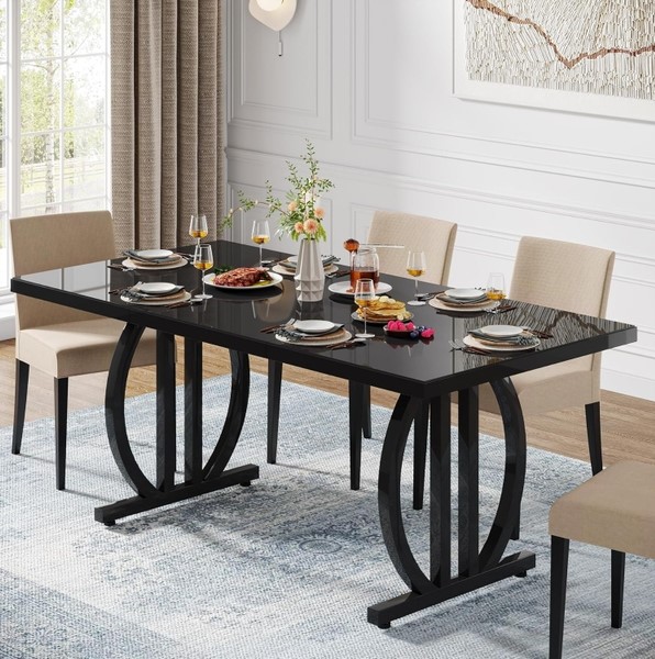 table à manger noire avec chaises en velours beige dans une salle à manger élégante