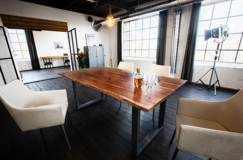 table en bois massif avec chaises blanc cassé dans une salle à manger moderne