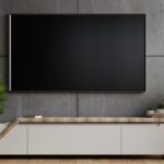 Tv éteinte dans un salon.