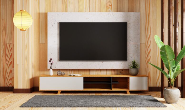 Mur TV décoratif avec télévision murale intégrée dans des panneaux 3D en bois, apportant relief et profondeur à un salon contemporain