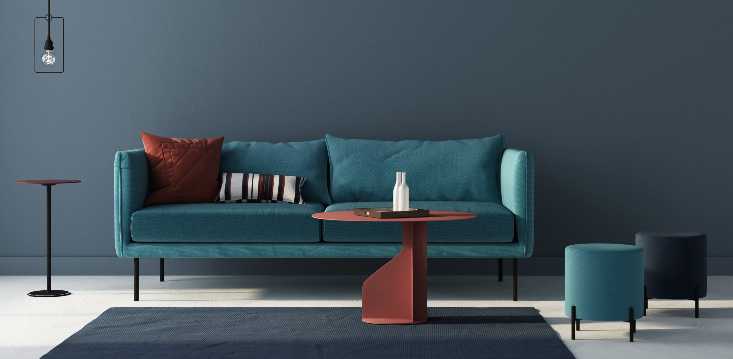 Salon moderne bleu avec canapé droit, tables basses terracotta et déco chaleureuse.