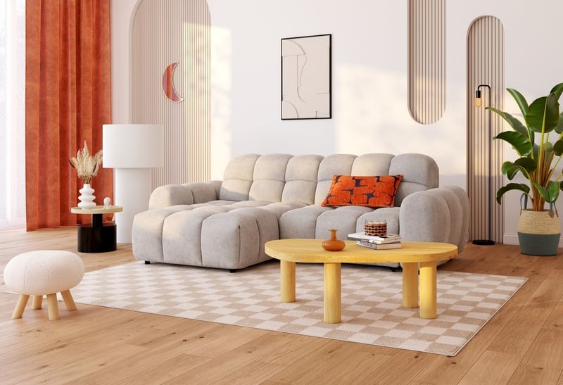 Salon moderne lumineux avec canapé gris, table basse en bois et coussin orange