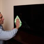 Nettoyage d’un écran de télévision avec un chiffon microfibre