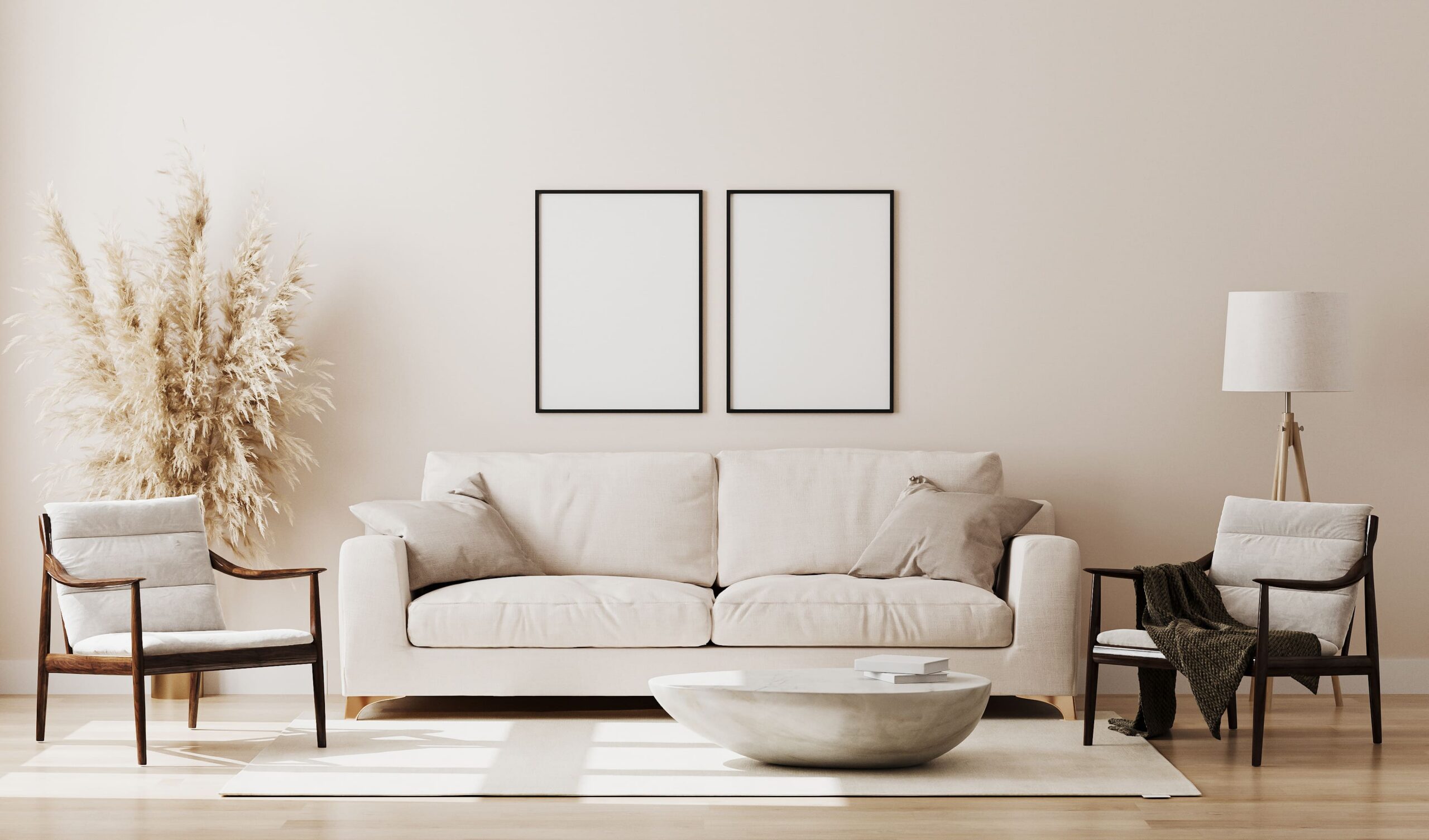 Aménagement d'un salon en longueur aux teintes blanches et beiges avec canapé et fauteuils