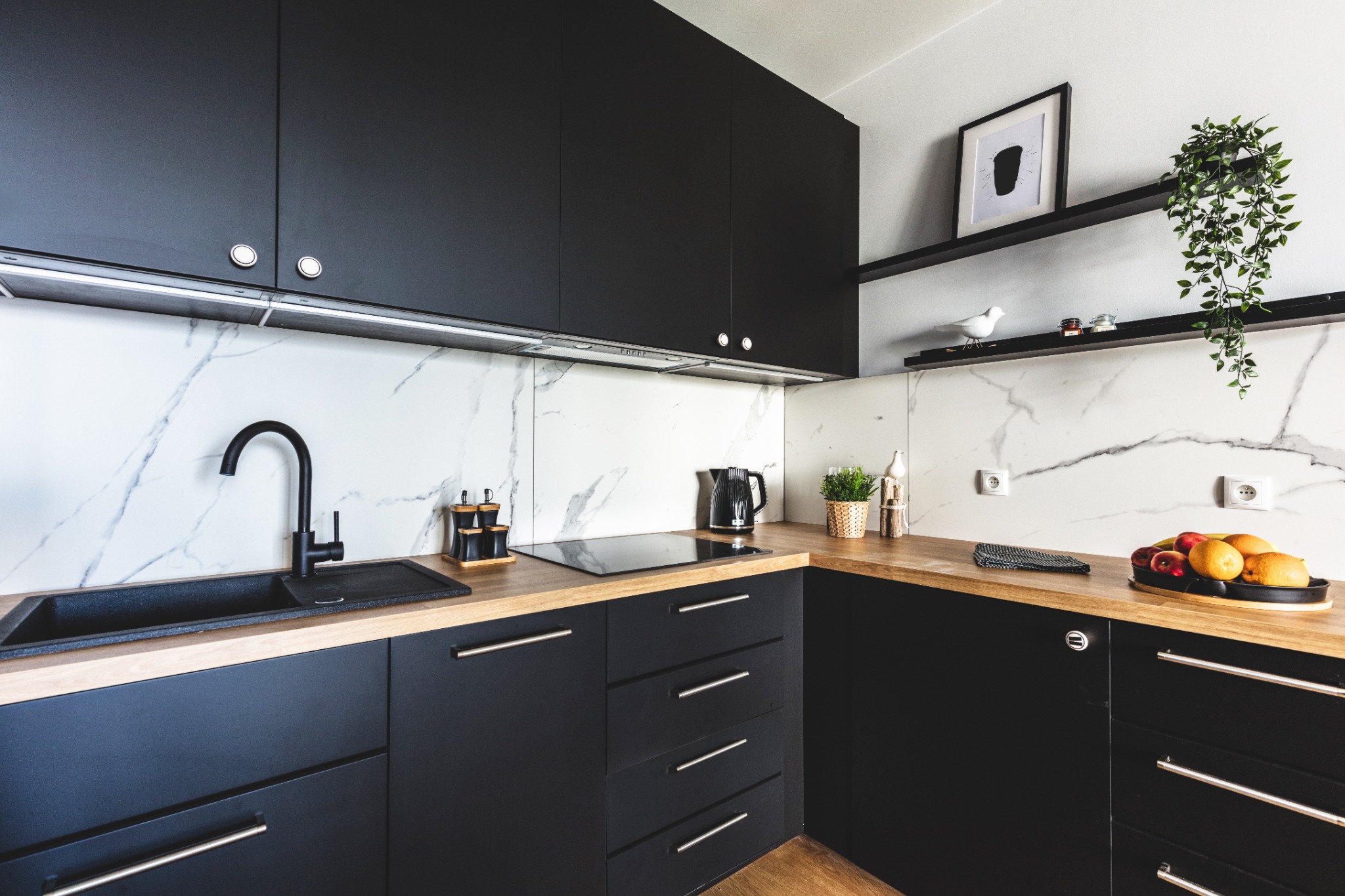 Îlot de cuisine avec plan de travail en bois clair et banc intégré pour optimiser l’espace repas.